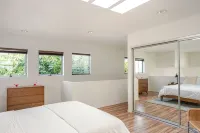 Designer Loft with parking 5min to the beach !