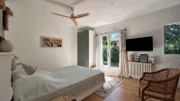 VILLA in a green setting, heated swimming pool 3 minutes from the beach - 빌라