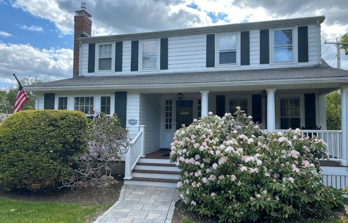 Beautiful home by the sea-4 miles from Salem, 12 miles from Boston-by 2 beaches