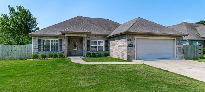 Spacious 3 Bedroom Gem with Lighted Patio Hotels in Fayetteville