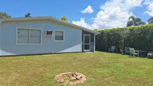 Beach time! Walk/Bike to Beach,Restaurants,Shops,fenced large backyard-sleeps 4