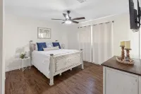 New-Bright-Stylish-City Center 4 Bedroom 3 Bath Home with Office - جاكوزي