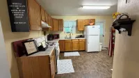 Cozy 2 Bedroom Country Cottage North of Parsons . Sleeps up to 5 people. - Wifi