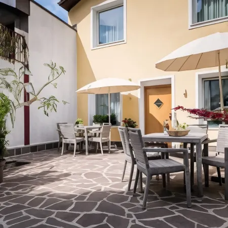 Am Schloss Guest House