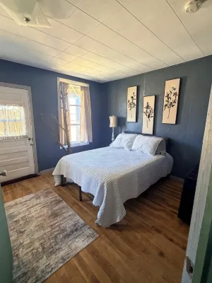 Walden’s Gingerbread House - A Basecamp for Groups, Fenced Yard, Pet Friendly - WiFi