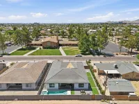 SunHaven Retreat • Poolside Fun in Tempe w/ Spa, Game Room & RV Parking - สระว่ายน้ำส่วนตัว