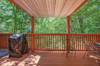 Cameo Tree Top Chalet - HOT TUB and Pet Friendly - 3-Star