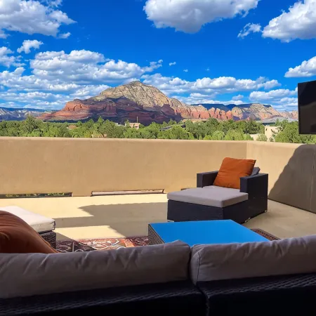 Awe-inspiring setting, private heated pool/spa, just close enough to the action