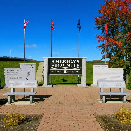 J19 North • King Suite • Stay & Ride•Direct Trail Access•in Town•WiFi•Room for 7