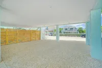 Oceanfront PARADISE w Heated pool, 55’ dock, ocean view & bathroom in every room - Butik
