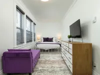 3 miles to B Ball, 5 min walk to Downtown! Stocked Kitchen, AC, WiFi, W/D โรงแรมในโอเนออนตา