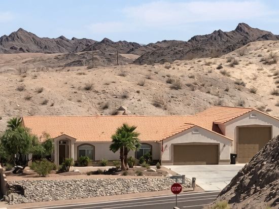 Private Pool Home minutes to Laughlin Casinos, Colorado river, Lake Mohave.