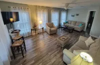Simply Sunny Fun! 4BR Close to DT Chas & Beaches! Great backyard firepit & games - مطابخ
