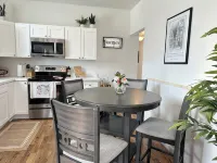 Festive New Orleans Home! Close to French Quarter with Off-Street Parking - 방갈로