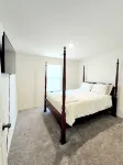 Charming and Cozy 4BR 2BA House with Parking, Minutes from I-95 and Buc-ees