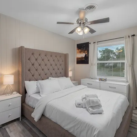 3-Bed Haven - 6 pple Hot tub, King bed, Pool & ping pong table, Grill, Fire pit