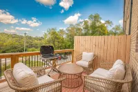 Cozy townhouse close to downtown, F&M Arena, APSU! Sleeps 8! - balcony
