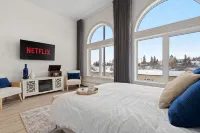 Upscale Historic Loft | TOP FLOOR | Downtown | Free Parking
