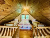 Rustic riverfront cabin- 15 minutes from the Cog Railway and Crawford Notch.