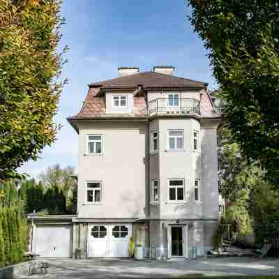 up to 16 pax, BBQ, sunbeds, bikes, close to ski areas, lake region and town Hotel Exterior