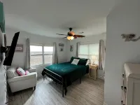 Pelican Place--lit dock, crab cages, W/D, 5 TVs, gameroom, fully stocked kitchen - 4-Star