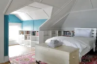 Centrally located, a Beautiful Landmark House for an ideal Family Getaway! - Wifi