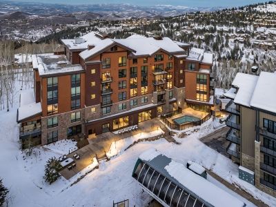 Luxe Deer Valley Ski-in/Out. 50 ft to Lift. Bowling Alley, Hot Tub & Ski Valet