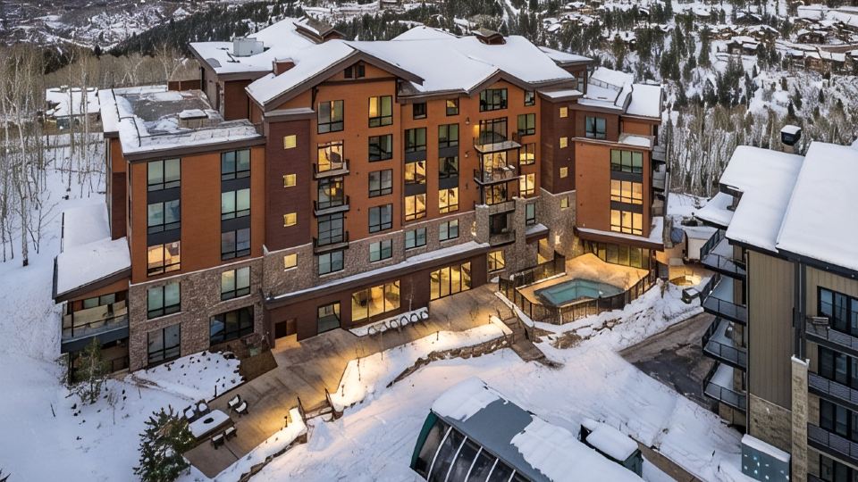 Luxe Deer Valley Ski-in/Out. 50 ft to Lift. Bowling Alley, Hot Tub & Ski Valet