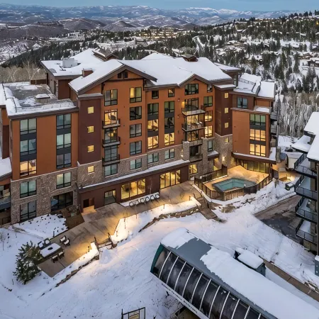 Luxe Deer Valley Ski-in/Out. 50 ft to Lift. Bowling Alley, Hot Tub & Ski Valet