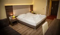 Jade Hotel-Ezüsthíd Hotel Отели в г. 