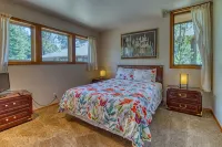 Dog Friendly Home w/ Hot Tub, 10 SHARC Passes, and Second Level EV Charger - Hot Tub