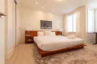 Luxury Beachfront Condo (2)