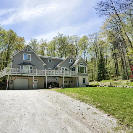 Killington Summer Retreat: Air Conditioned - Sleeps 8 - Fire Pit & Bike Shed