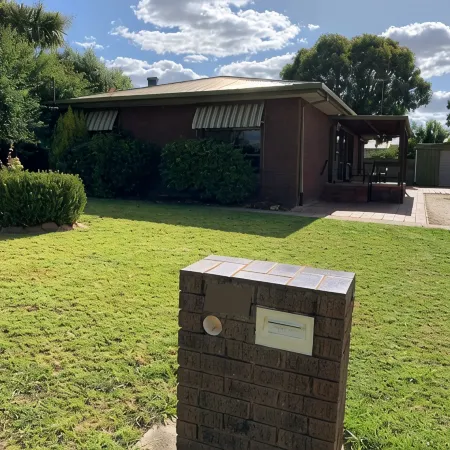 Spacious home in Corowa’s best street right across from the Murray/pet-friendly!