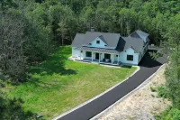 4 bed, 3.5 bath house with a 3 car garage, steam shower and fireplace! NO PETS! - 부티크
