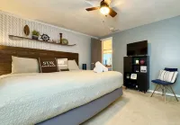 Lake + Waterfront + Dock + HotTub + Kayaks + Walking Distance to Woody's - 4-Star