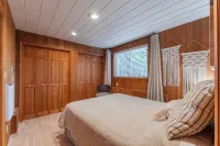 Oceanside Retreat ~ Private Beach in Quaint Seaside Town - 4つ星