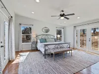 The Porch & Prairie Ranch, Sleeps 20! Peaceful Oasis, Pool, Jacuzzi, Events! 金布林縣住宿飯店