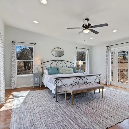 The Porch & Prairie Ranch, Sleeps 20! Peaceful Oasis, Pool, Jacuzzi, Events!
