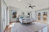 The Porch & Prairie Ranch, Sleeps 20! Peaceful Oasis, Pool, Jacuzzi, Events! - Wi-Fi