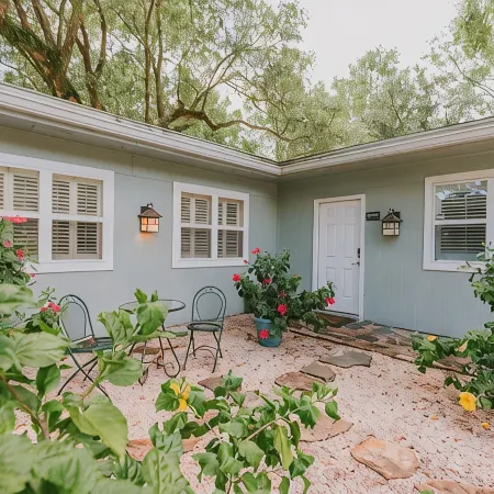 The Queen Suite - perfect Ocean Springs location only 1 block to Front Beach!