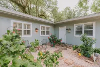 The Queen Suite - perfect Ocean Springs location only 1 block to Front Beach! - Country Houses