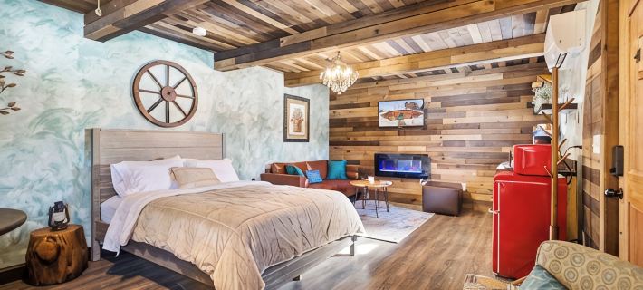 Hobbit Inspired Luxury Cabin Hot Tub Firepit Luxury Pet Friendly Sauna Hammock Hotels in Vinton County
