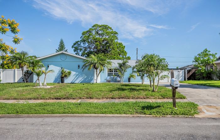 House with Heated Pool and Outdoor kitchen close to Siesta Key Beach!!