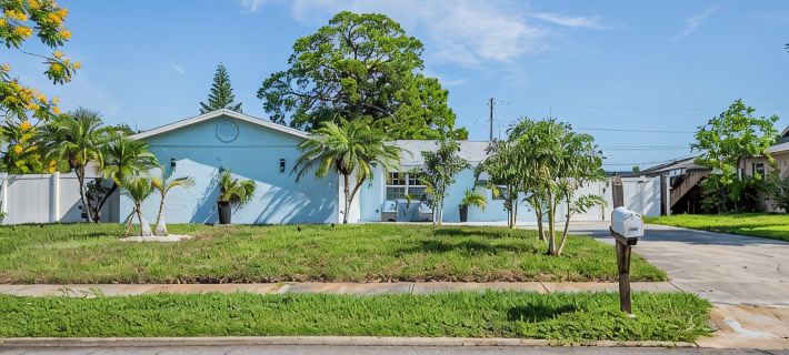House with Heated Pool and Outdoor kitchen close to Siesta Key Beach!! Hotels in Whitfield