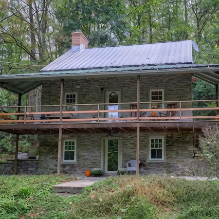 The Trolley House - A Romantic Getaway / 1 Bedroom / 1 Bath / 2 Beds