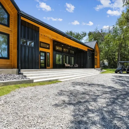 Welcome to The Yellowpine Retreat – Your Luxury Lakefront Retreat Lake Texoma