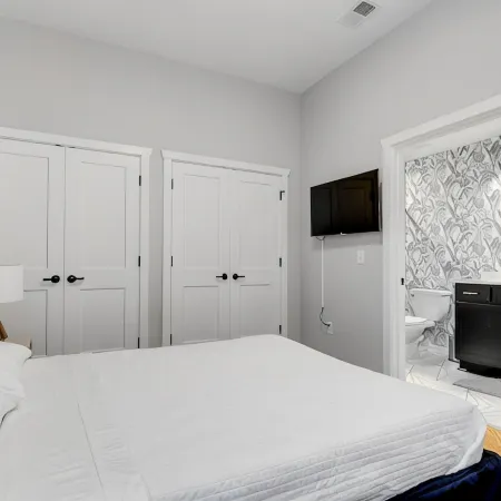 Super Walkable 2-bedroom w/ 5-Star Finishes!