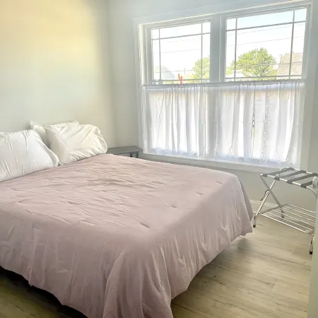 Cozy Costal Cottage ~ Prime Location ~ Just Seconds from Hills Beach!
