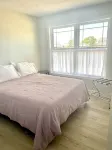Cozy Costal Cottage ~ Prime Location ~ Just Seconds from Hills Beach! - 3 ดาว